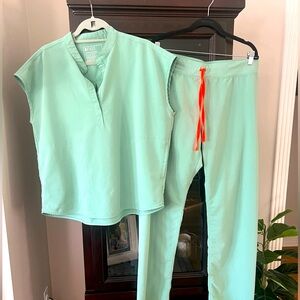 Figs Scrubs Set Rafaela Top L & Livingston basic pant - L.